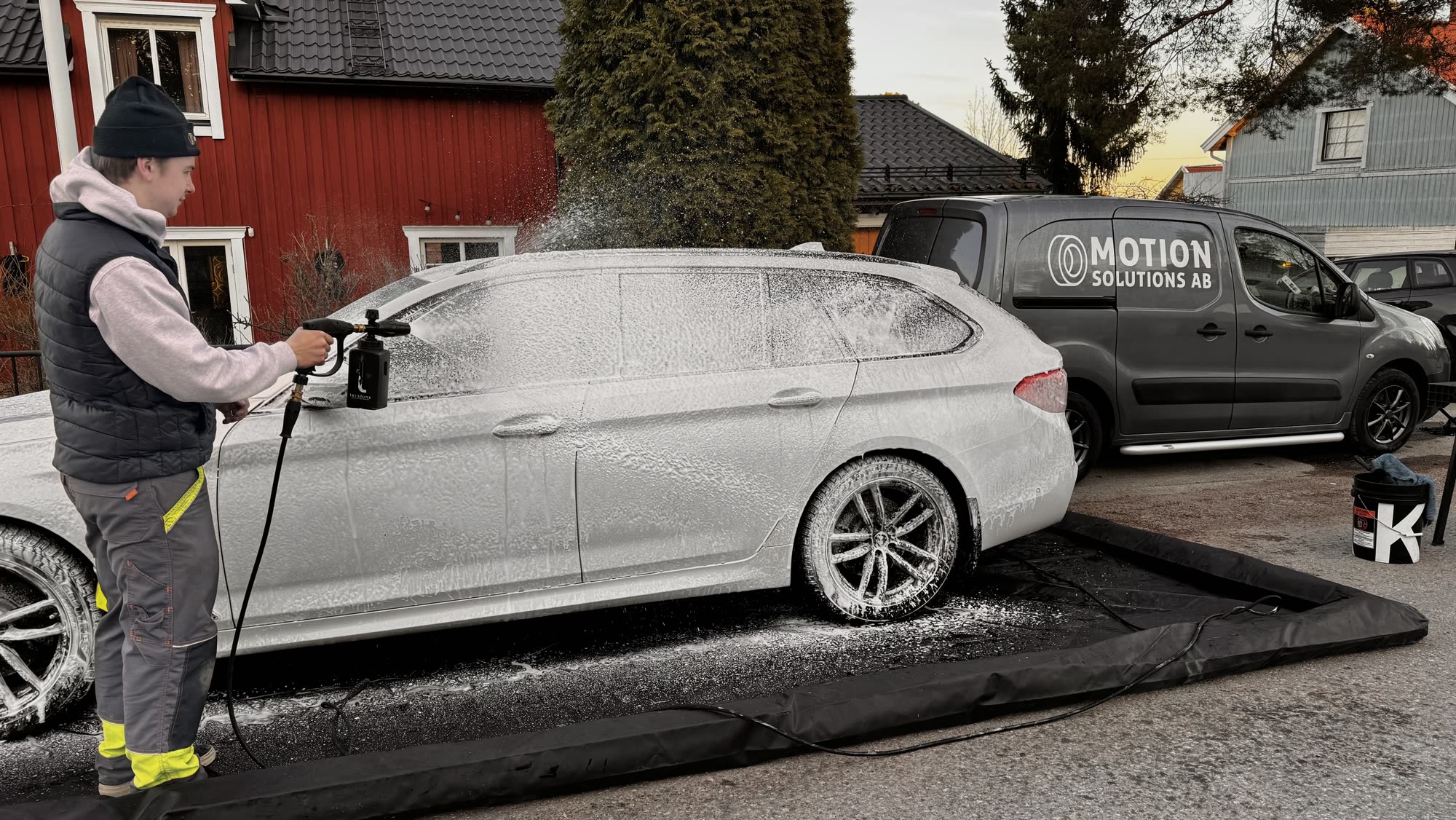 Svart BMW med blank lack efter helrekond